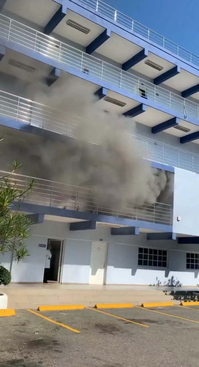 Universidad APEC afirma colapso de aire acondicionado provocó incendio; no hubo personas lesionados