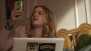 «You»: 5 cosas que deberías borrar de tus redes sociales (y que puso en evidencia la serie de Netflix)