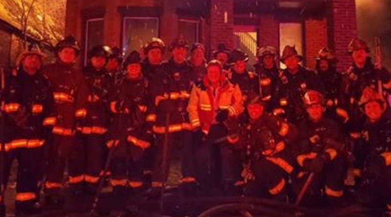 Bomberos de Detroit suben a Facebook selfie en incendio