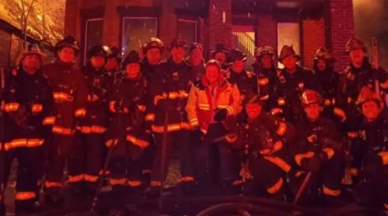 Bomberos de Detroit suben a Facebook selfie en incendio