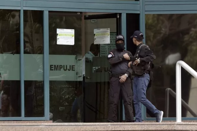 Policía venezolana rodea oficina de Guaidó en Caracas