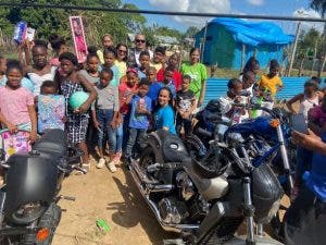 Fundaciones entregan juguetes a niños del batey La Zolana en La Victoria