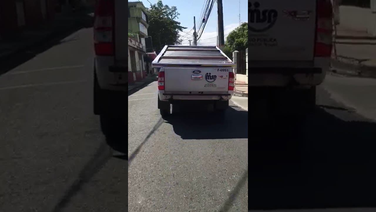 Video: Usan camioneta de Salud Pública para transportar valla del PLD en Bonao