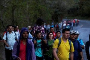 Guatemala dispersa a migrantes pero algunos siguen en ruta