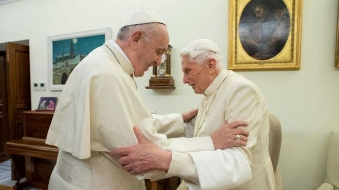 Los dos papas: la advertencia de Benedicto XVI al papa Francisco por el celibato clerical