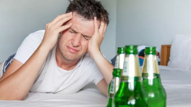 Resaca: qué le pasa a tu cuerpo cuando has bebido demasiado alcohol