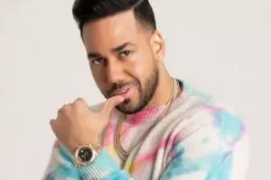 Fánatica se tatúa el nombre de Romeo Santos en el vientre y él le agradece