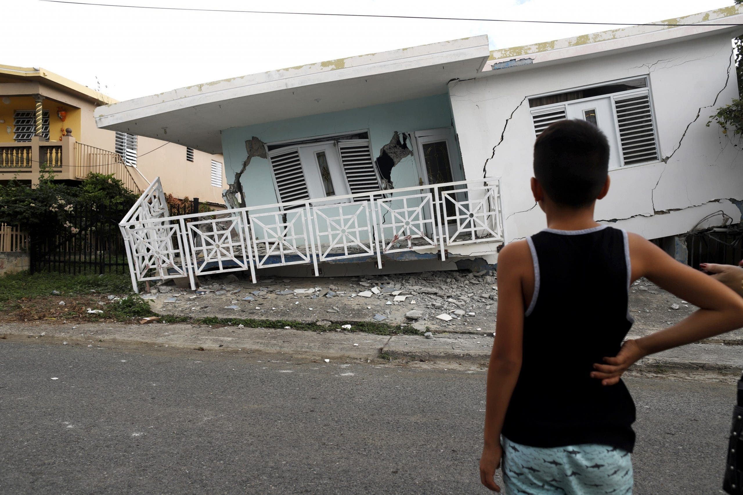 Daños graves en viviendas y edificios con muros y techos caídos en Puerto Rico