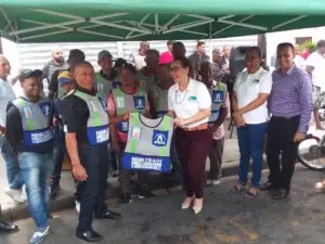 Grupo Médico SC entrega chalecos a motoconchistas