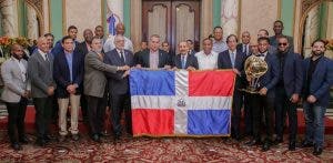 Danilo Medina entrega Bandera Nacional a los Toros; exhorta traer la corona