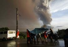 Evacúan a miles de personas por erupción inminente de volcán cerca de Manila