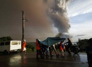 Evacúan a miles de personas por erupción inminente de volcán cerca de Manila