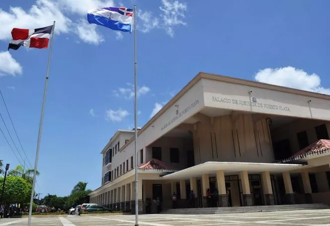 Tribunal de Puerto Plata libera mujer que asesinó otra en Cabarete por un trago de ron