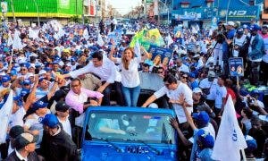 David Collado recorre barrios en apoyo a Carolina