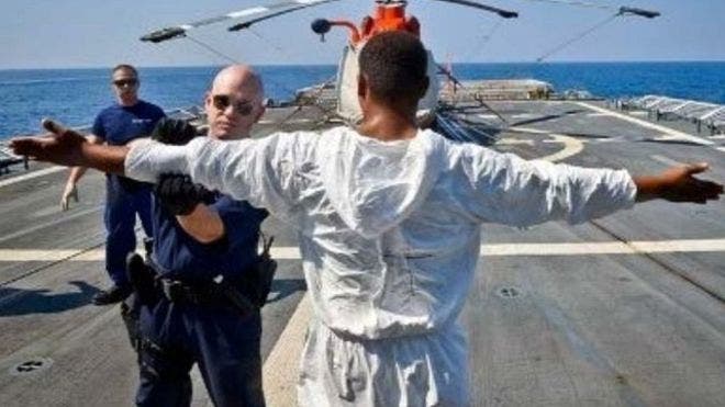 «Prisiones flotantes»: los barcos de EE.UU. en los que cientos de latinoamericanos permanecen detenidos en altamar por traficar drogas