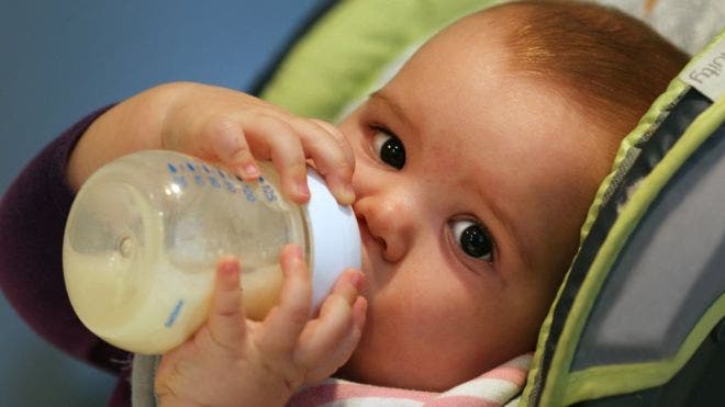 Las leches de fórmula para bebés que contienen «más azúcar que los refrescos»