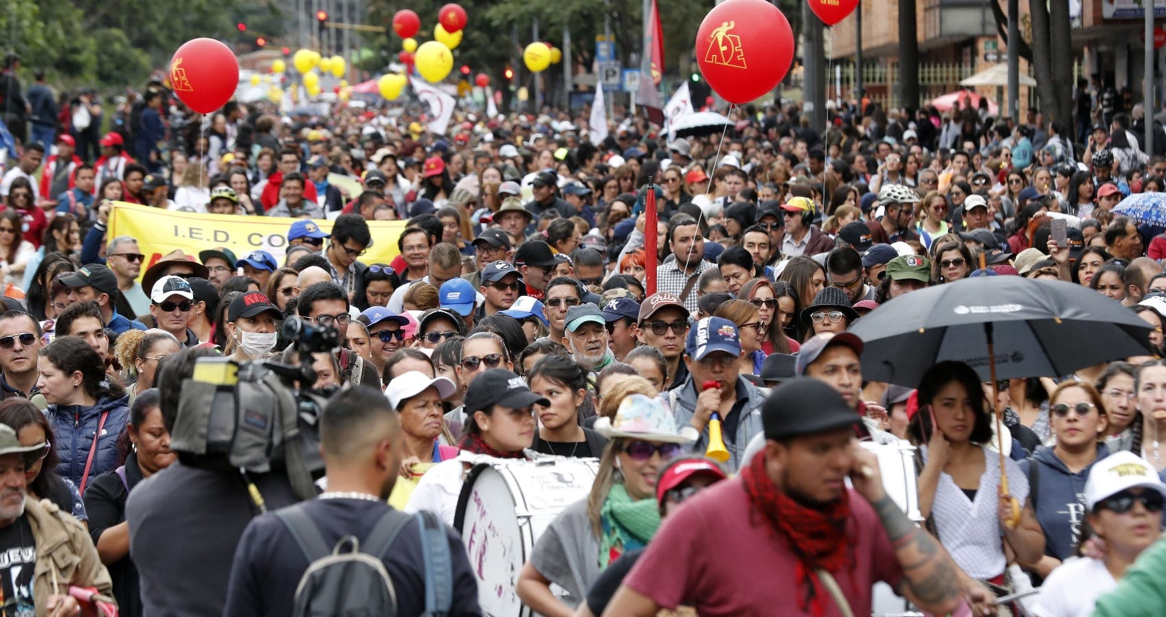 Colombianos protestan contra el asesinato de 14 maestros