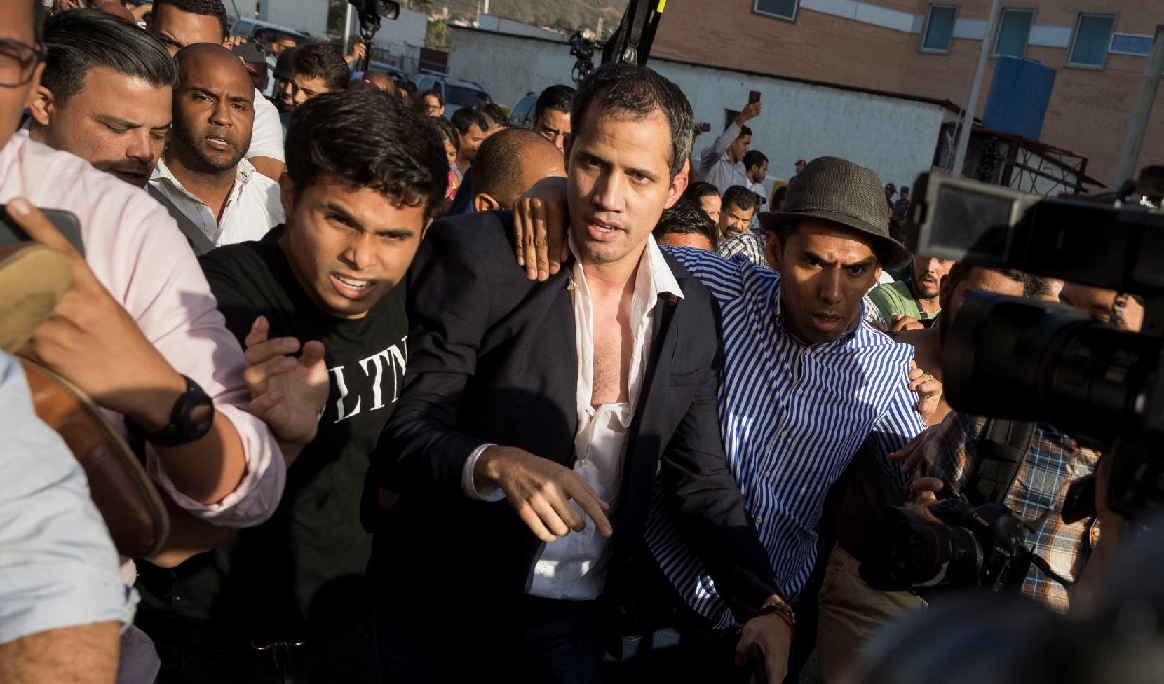 Juan Guaidó regresa a Venezuela, recibe maltrato de chavistas