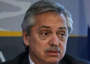 Presidente argentino pide a FMI rebajar la  deuda que tiene el país