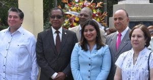 Entidades depositan ofrenda floral en el busto de Sandino