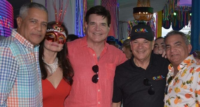 Invitados del Grupo Rica en el carnaval de Punta Cana