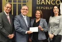 El Voluntariado Bancentraliano con donativo Cruz Roja