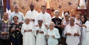 El padre Robert Peña entrega reconocimientos