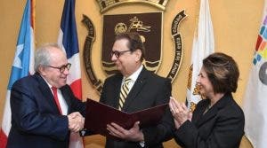 Rector de la Unphu recibe distinción  en Puerto Rico