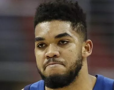 Towns, fuera de juego  lesión en una muñeca