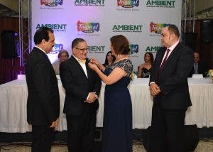 Asodefe entrega a Luis Mejía el botón de oro al Ferretero 2020 y broche de oro a Juana Colón