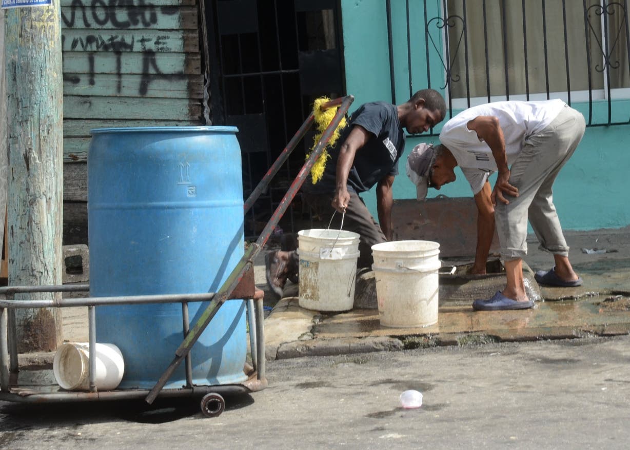 Escasez de agua afecta barrios Santo Domingo