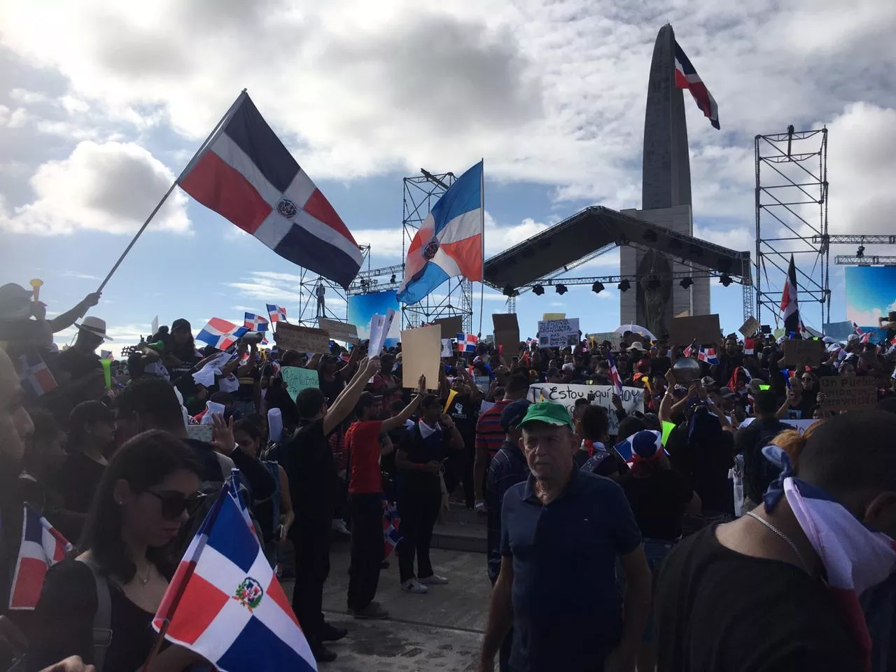 Cientos de personas comienzan a llegar a la Plaza de la Bandera