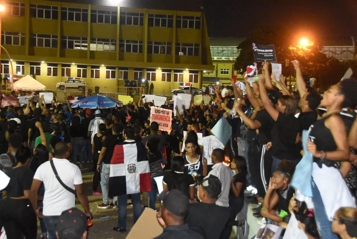 Por cuarto día, jóvenes protestan frente la JCE