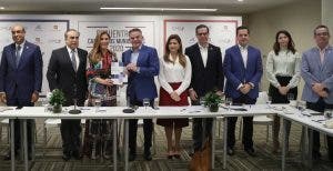 Carolina Mejía presenta su plan de gestión a  empresarios