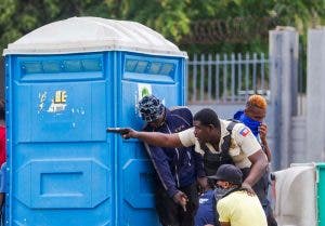 Al menos dos muertos en enfrentamientos entre policías y militares en Haití