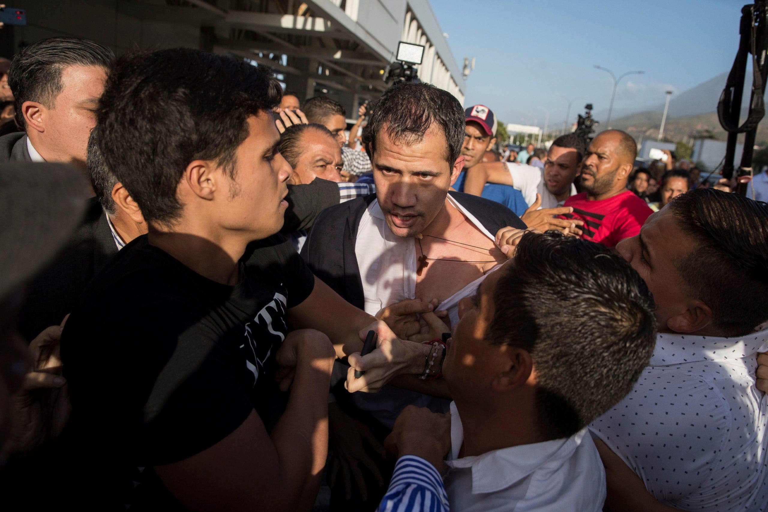Guaidó es recibido con una paliza de oficialistas al llegar a  Caracas