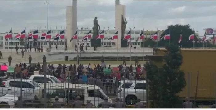 Decenas de personas se manifiestan frente a la JCE por tercer día consecutivo