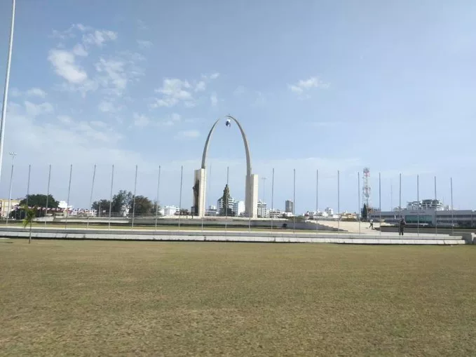 Militares retiran banderas de la plaza en el mes de la Patria