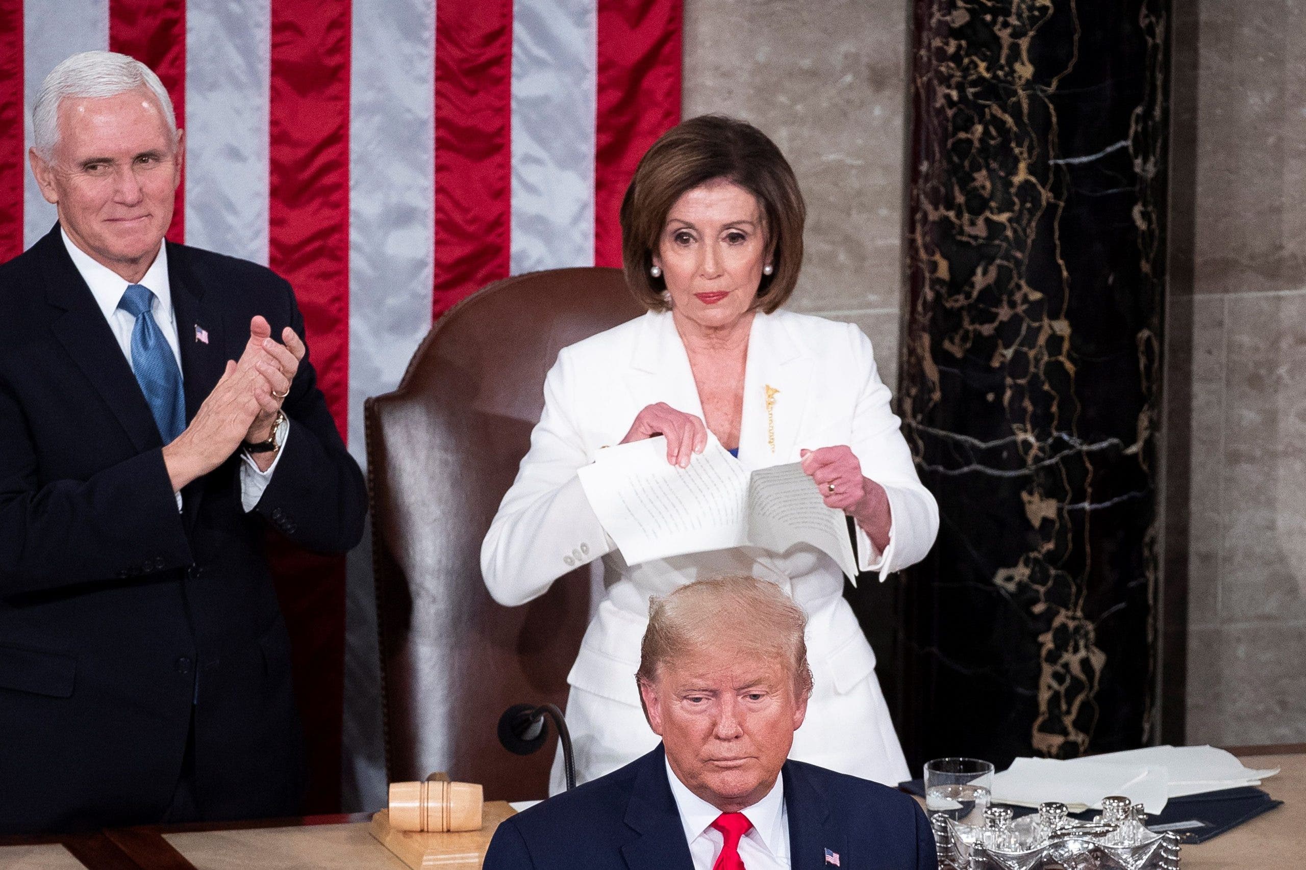 Nancy Pelosi rompe el discurso de Trump, en el podio detrás de él