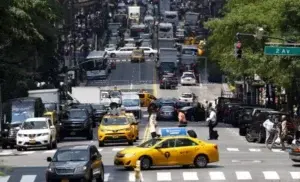 Alcalde de Nueva York indignado por el trato de taxistas a pasajeros chinos