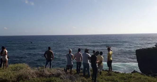 Continúan búsqueda cuerpo del joven lanzado por su hermano en malecón de Cabrera