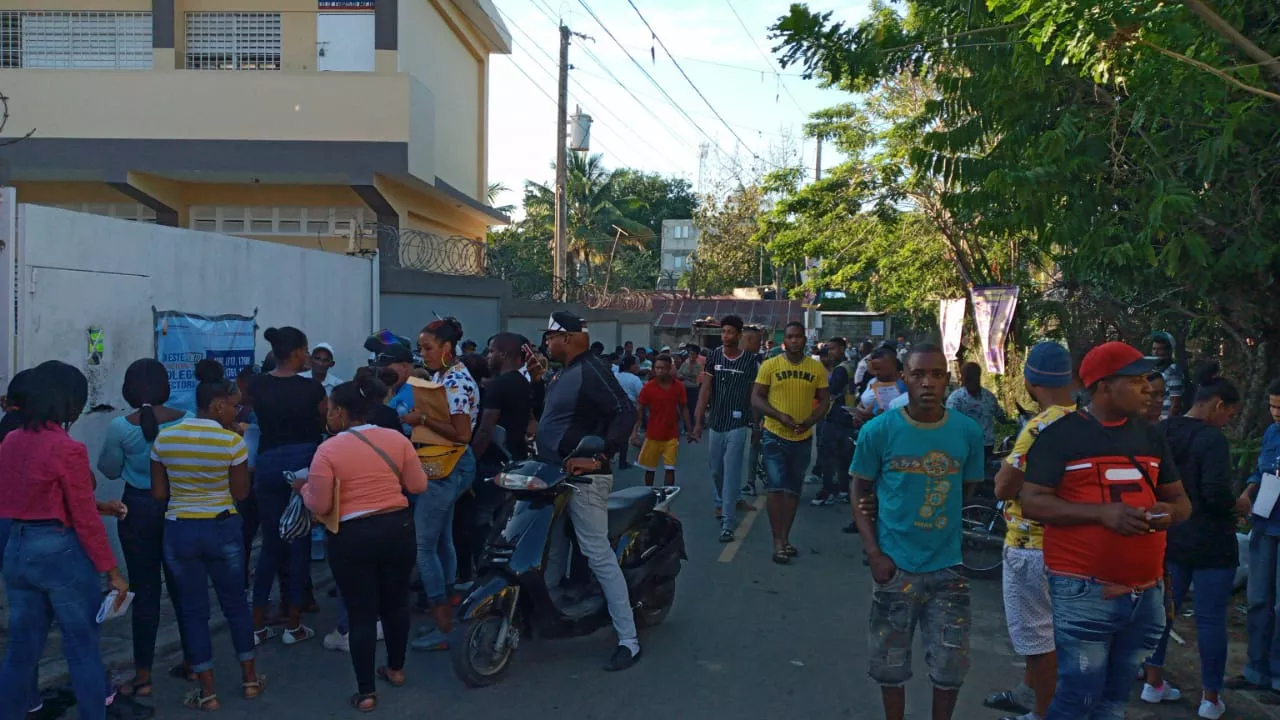 Diversas dificultades marcan inicio de votaciones en recintos de Santo Domingo Norte