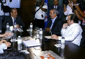 Luis Abinader está reunido con observadores de la OEA