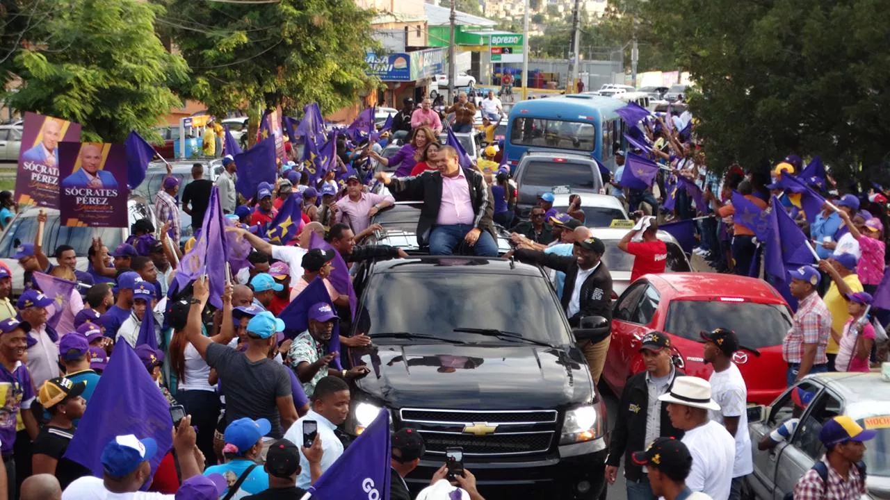 Peledeístas salen a las calles de Santo Domingo Norte en respaldo de Carlos Guzmán