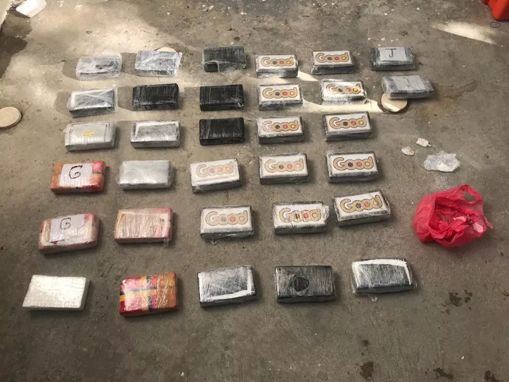 Policía apresa a dos personas y le ocupan 35 kilos de cocaína