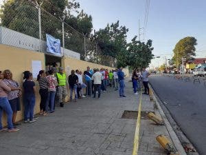 Una población joven va a las urnas; equidad de sexo entre votantes