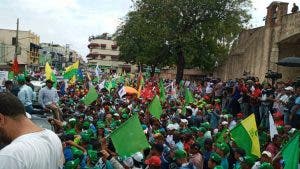 Leonel y Abinader llegan al Parque Independencia donde culminará la marcha