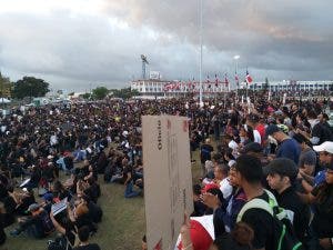 Se incrementa el número de manifestantes en la Plaza de la Bandera