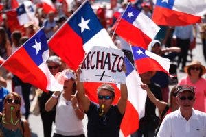 Miles de personas marchan en Santiago de Chile en rechazo a una nueva Constitución