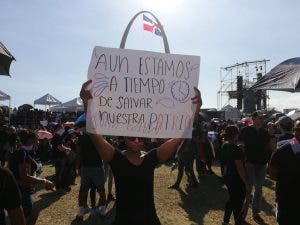 Mientras unos se van, otros llegan a la Plaza de la Bandera; culmina la parte artística